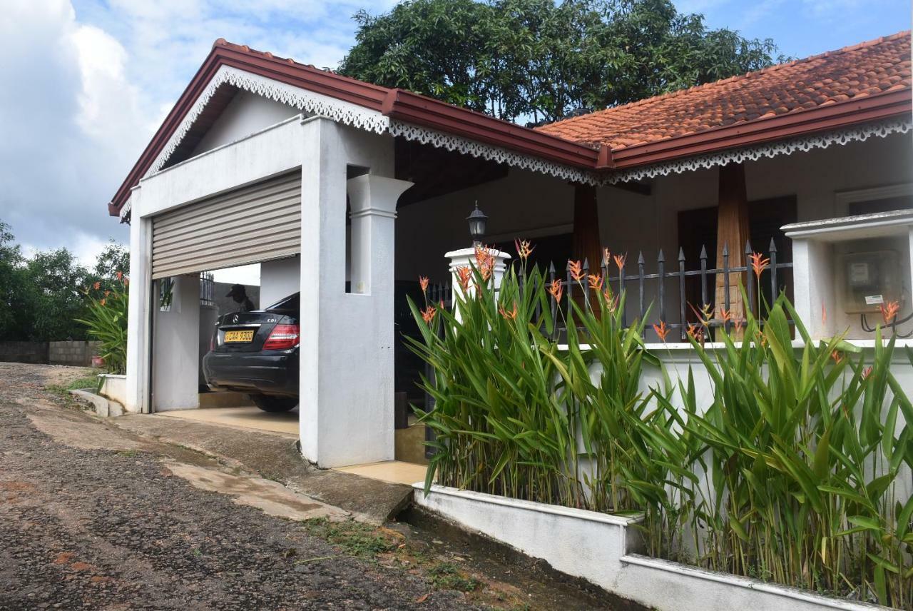 Villa 61 Ambepussa Exterior photo